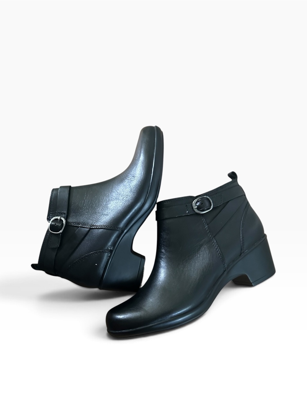 Women's Black Leather Ankle Boots Almond Toe Side Zip Buckle Accent
6.5M